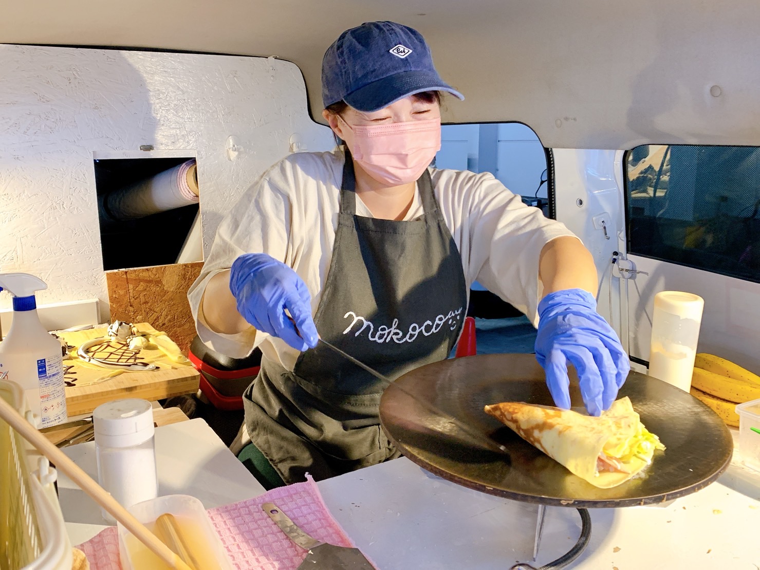 イベント会場のキッチンカーでクレープ研修中