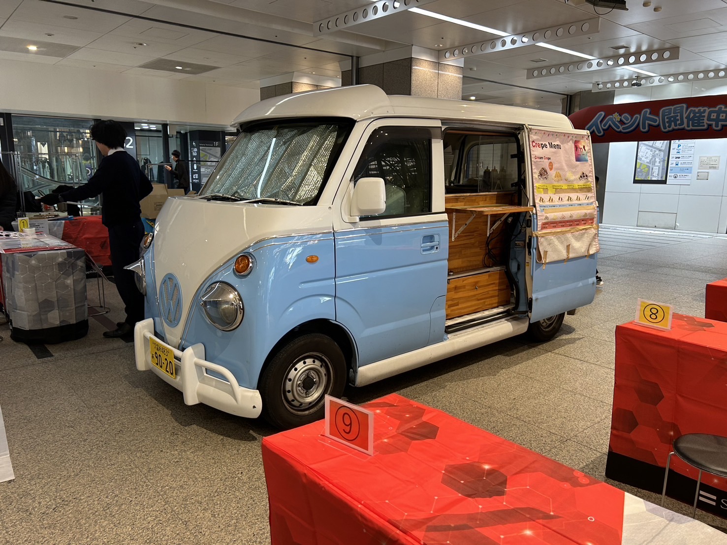 ソフトバンク六本松主催のイベントに出店中の水色のキッチンカー