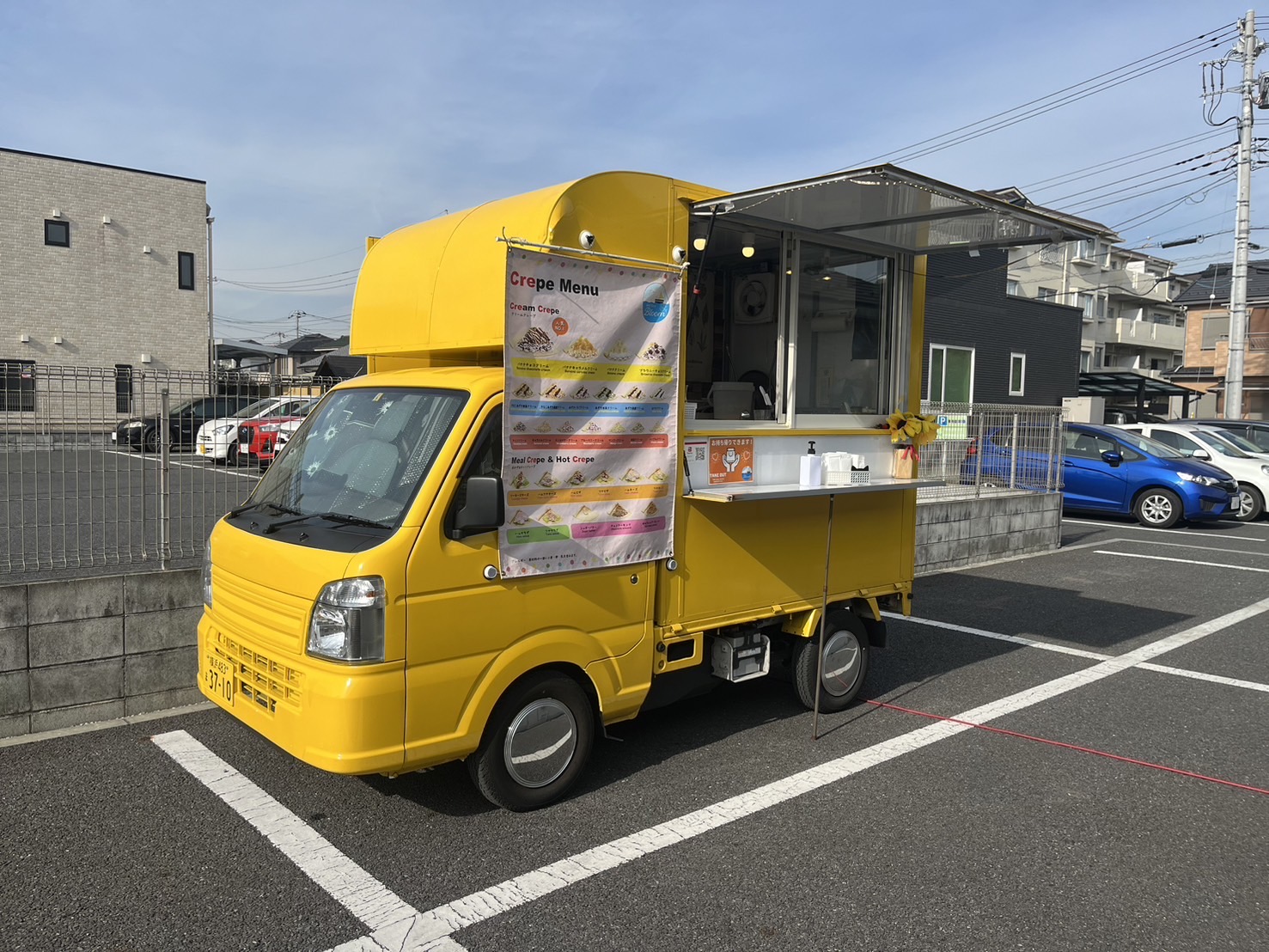 埼玉県狭山市の企業イベントに出店中の黄色のキッチンカー