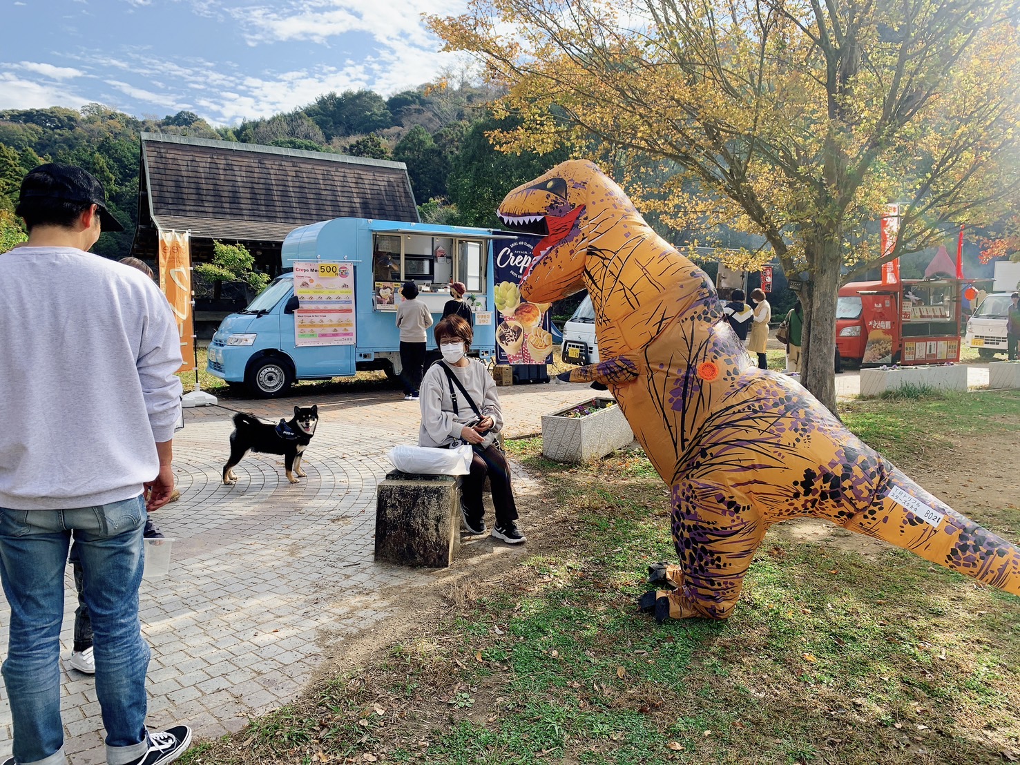 ティラノサウルスレースに出店中のクレープキッチンカー