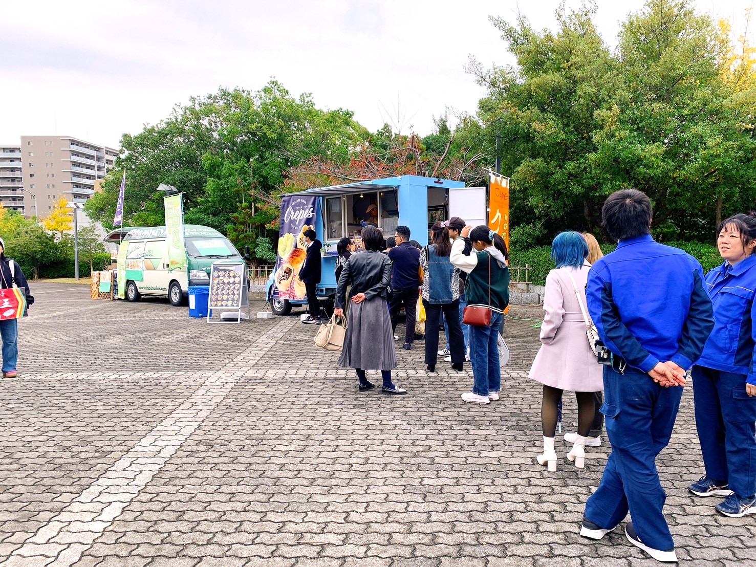 流通科学大学の学園祭にクレープのキッチンカーで出店中