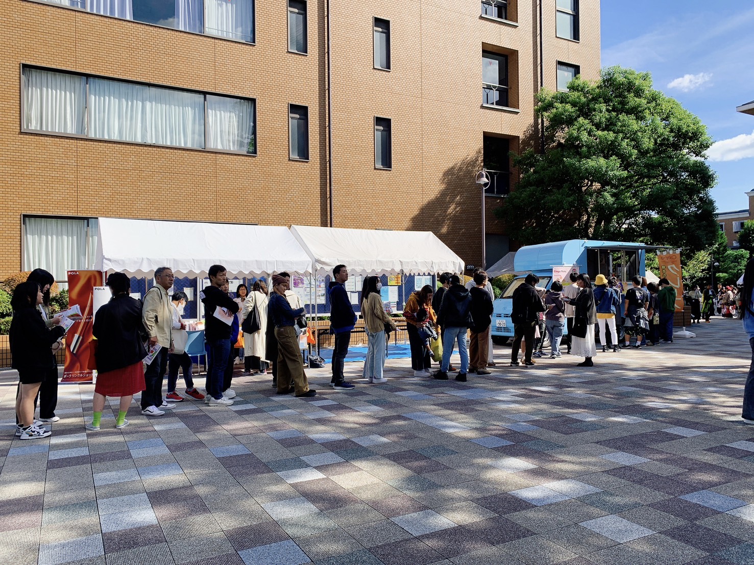 花園大学の学園祭にクレープのキッチンカーで出店中